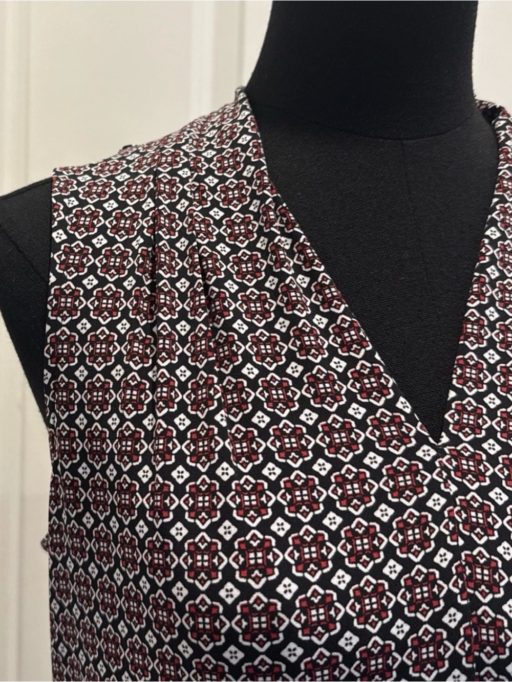 Liz Claiborne Women's Sleeveless Multicolor V-Neck Geometric Print Blouse, Small - Picture 8 of 12
